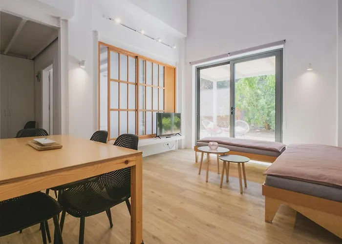 Sun-Splashed Stylish Flat, Steps To City Old Town