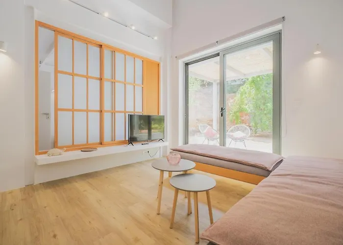 Sun-Splashed Stylish Flat, Steps To City Old Town