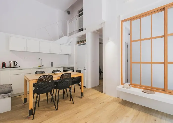 Sun-Splashed Stylish Flat, Steps To City Old Town